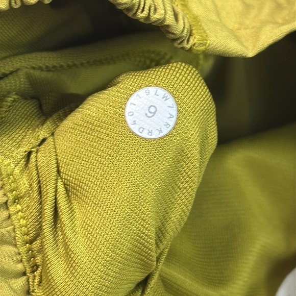 Lululemon Hotty Hot Short II *2.5" Golden Lime - Picture 5 of 6